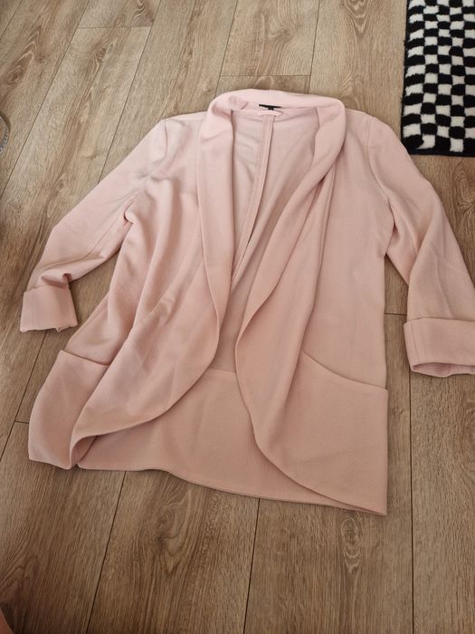 Pudrowa narzutka żakiet New Look 40