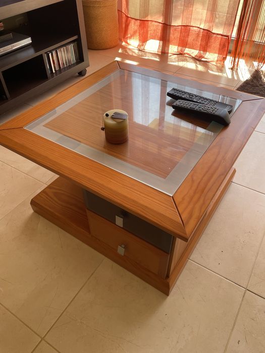 Mesa de centro com tampo de vidro