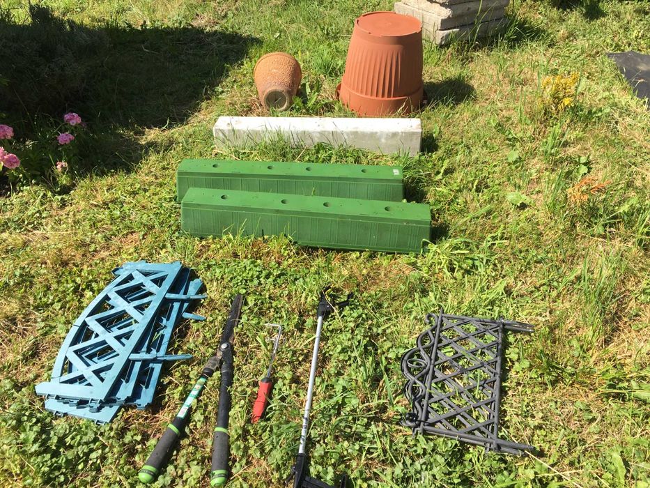 13-pomocnikow ogrodowych,duza donica,  nozyce, 2 siekiery, pila i inne