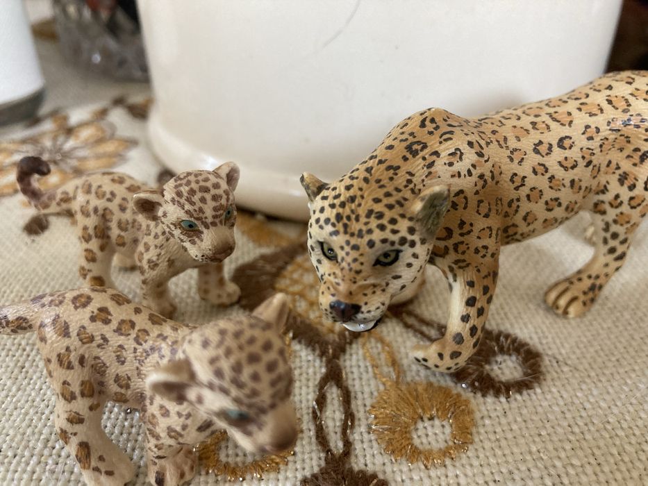 Figurki Schleich Leopard z małymi
