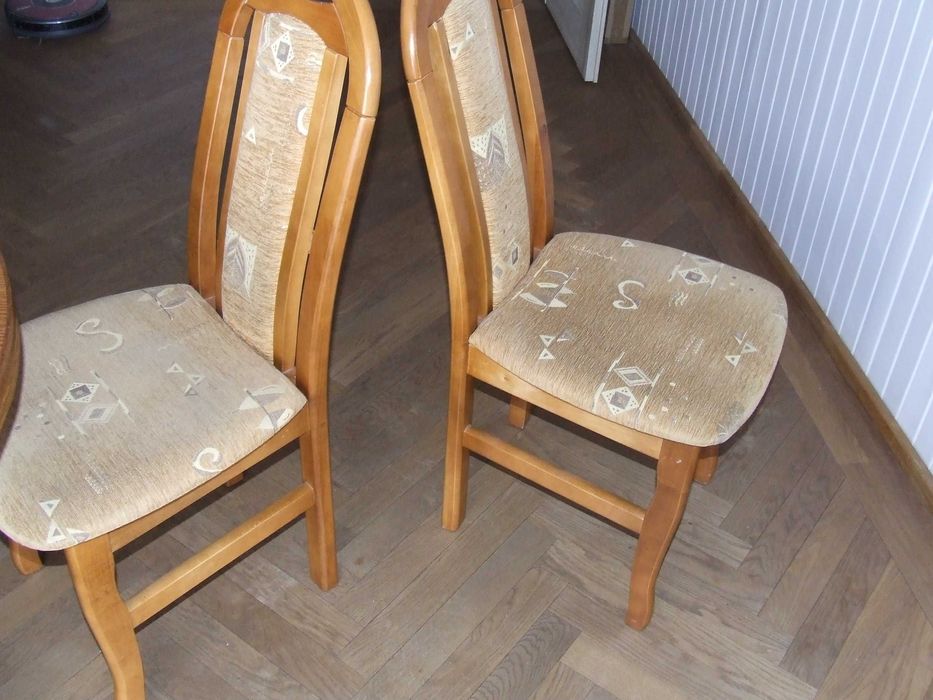 Stół 8 krzeseł plus komoda