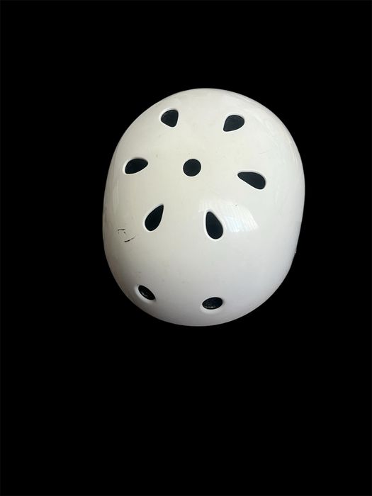 Kask biały.