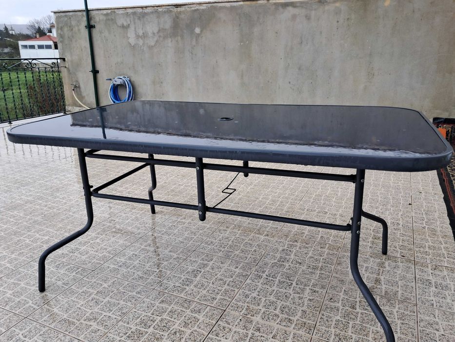 Conjunto mesa de jardim com guarda sol