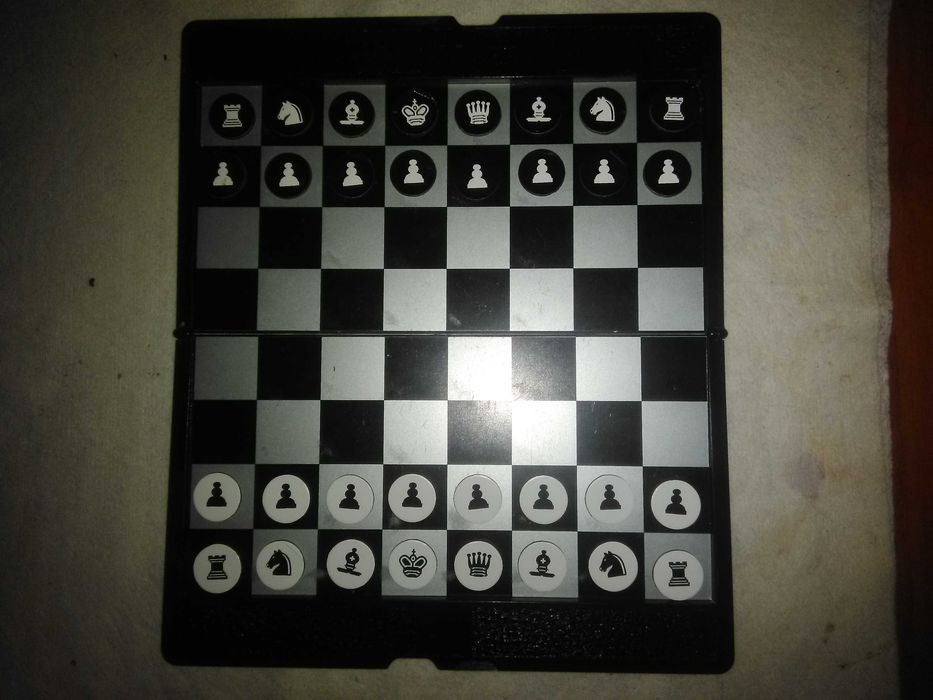 шахматы на магнитах плоские дорожные  20-17 см.