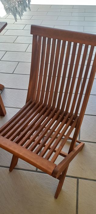 Mesa de madeira e 6 cadeiras