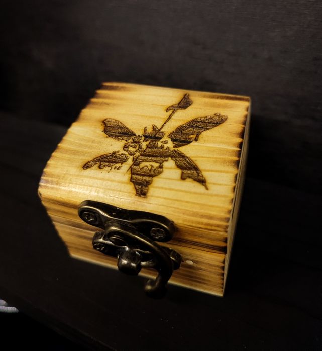 Caixa e palheta de madeira com tema personalizado