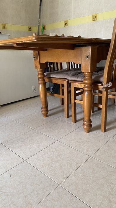 Mesa de cozinha com 4 cadeiras madeira maciça