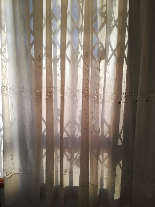 Baixa de Preço. 2 Cortinados bordados originais.