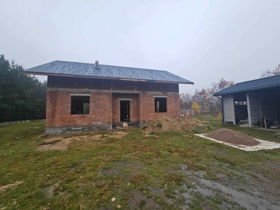 Działka z domem (stan surowy otwarty).