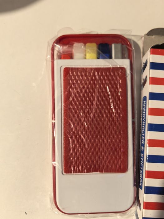 Podstawka pod telefon z przyborami do pisania i rysikiem