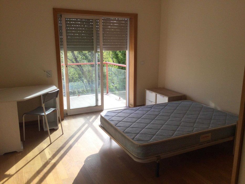 Arrenda-se apartamento T2 totalmente mobilado e equipado, localizado em frente à Universidade do Minho, na Alameda da Universidade.