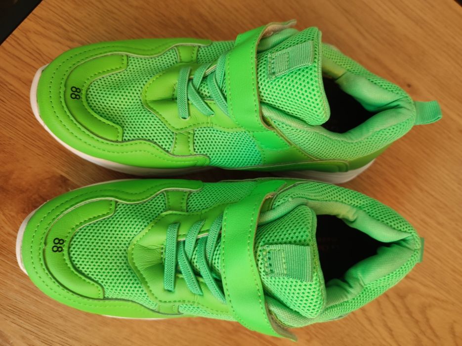 Limonkowe buty sportowe.