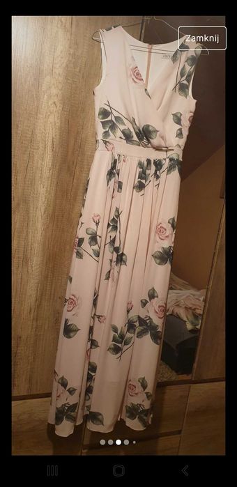 Dluga suknia w kwiaty.