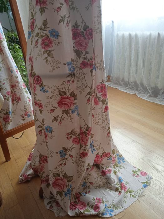 Відріз тканини з квітковим принтом