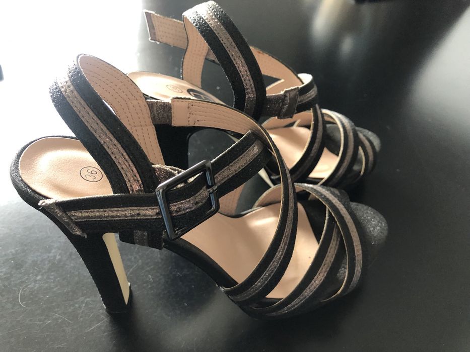 Sandalias de salto pretas