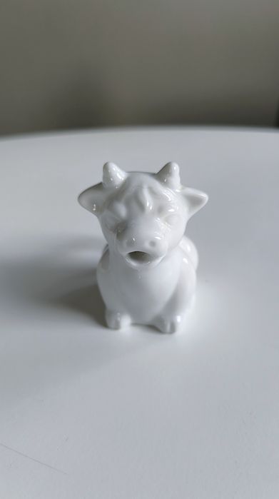 Biały porcelanowy mlecznik w kształcie krówki