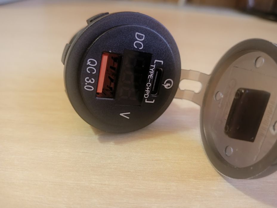 Вмонтована швидка зарядка для авто USB QC3.0. Type C З вольтметром врі