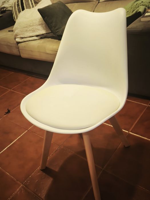 Cadeira branca, pé em madeira