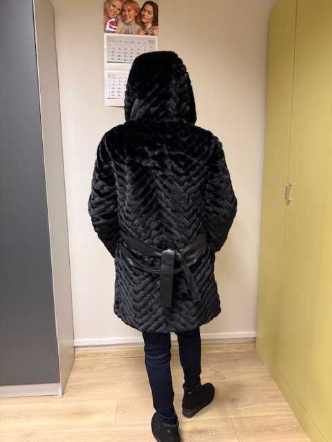 Czarne futro damskie z paskiem i kapturem Ochnik L