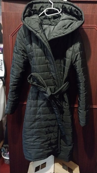 пальто синтепон стьогане ,чорного кольору ,класичне з пояском розмір .