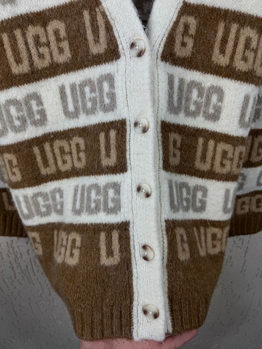 UGG Женский монограммный кардиган ugg graphic logo cardigan brown