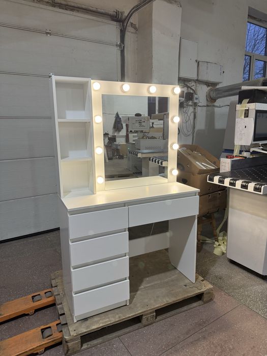 Туалетний столик з підсвіткою косметичний стіл дзеркало для макіяжу