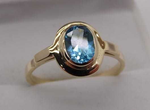 Złoty pierścionek z naturalnym topazem R.22
