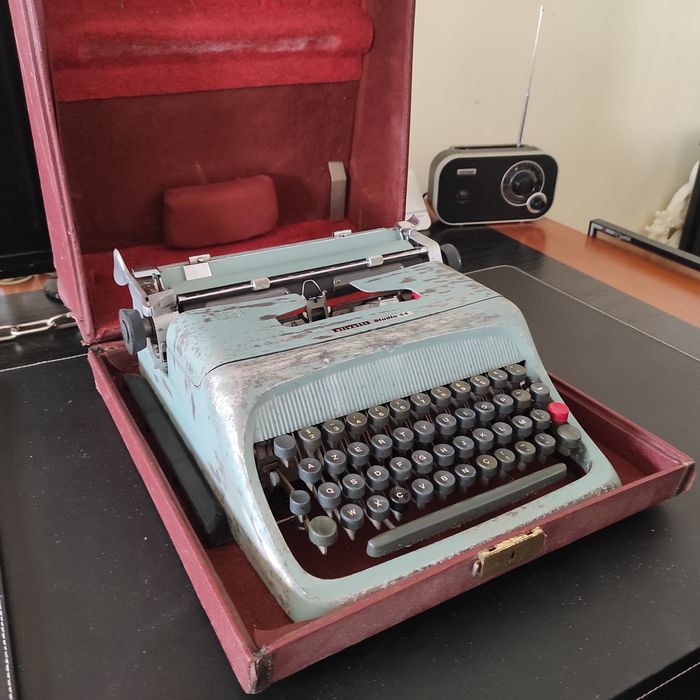 Máquina de escrever antiga, Olivetti Studio 44