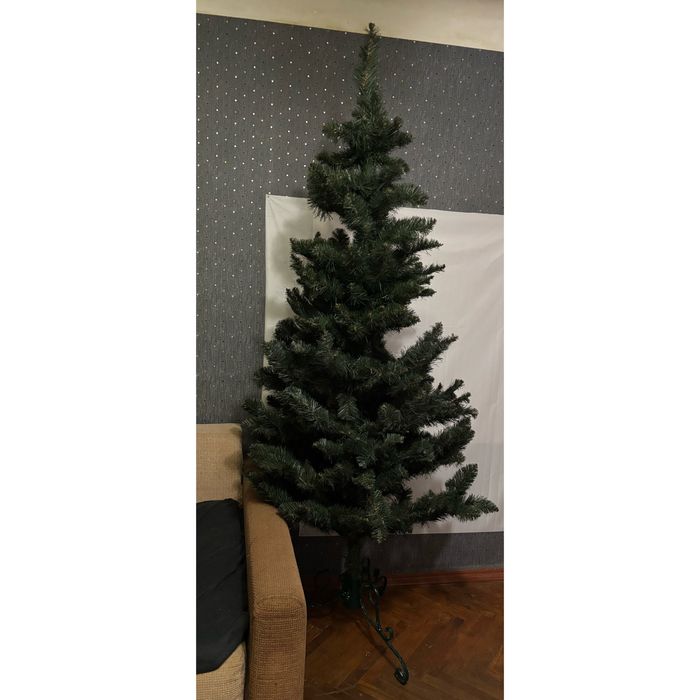 Штучна ялинка разом з підставкою