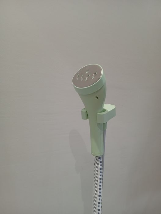 Ferro de engomar de vapor vertical com base