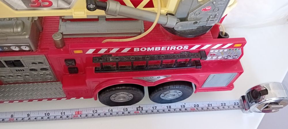 Camião de bombeiros grande com música e com jacto de água