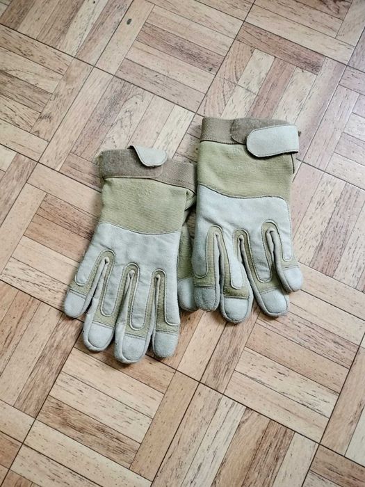 Combat-Shirt e Luvas