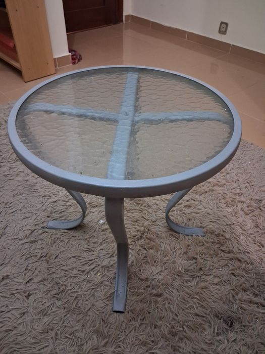 Mesa de apoio redonda com vidro – Bom estado