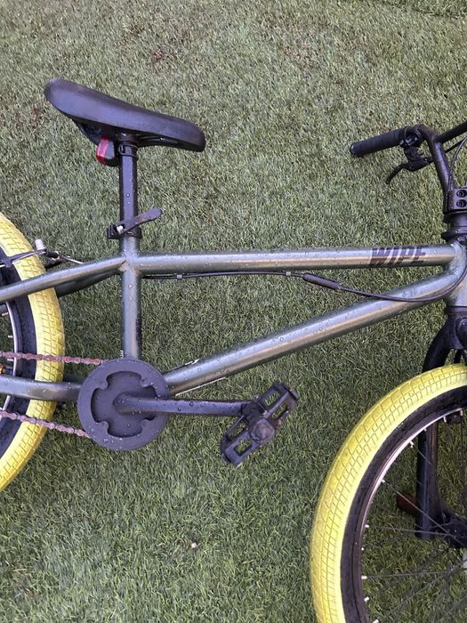 BMX cizenta com pneus verdes