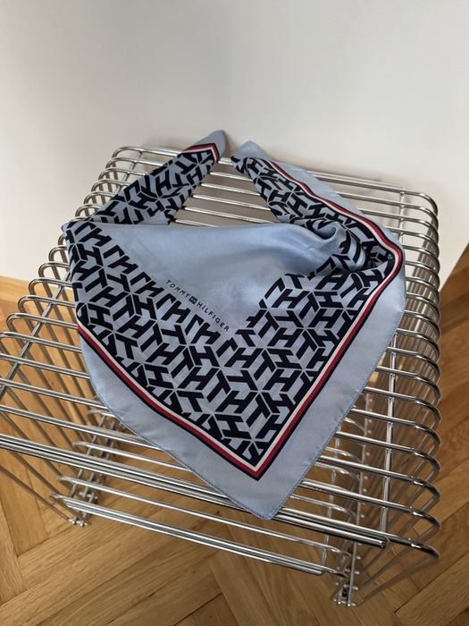 Apaszka jedwabna chustka Tommy Hilfiger monogram 50x50 cm błękitna gawroszka
