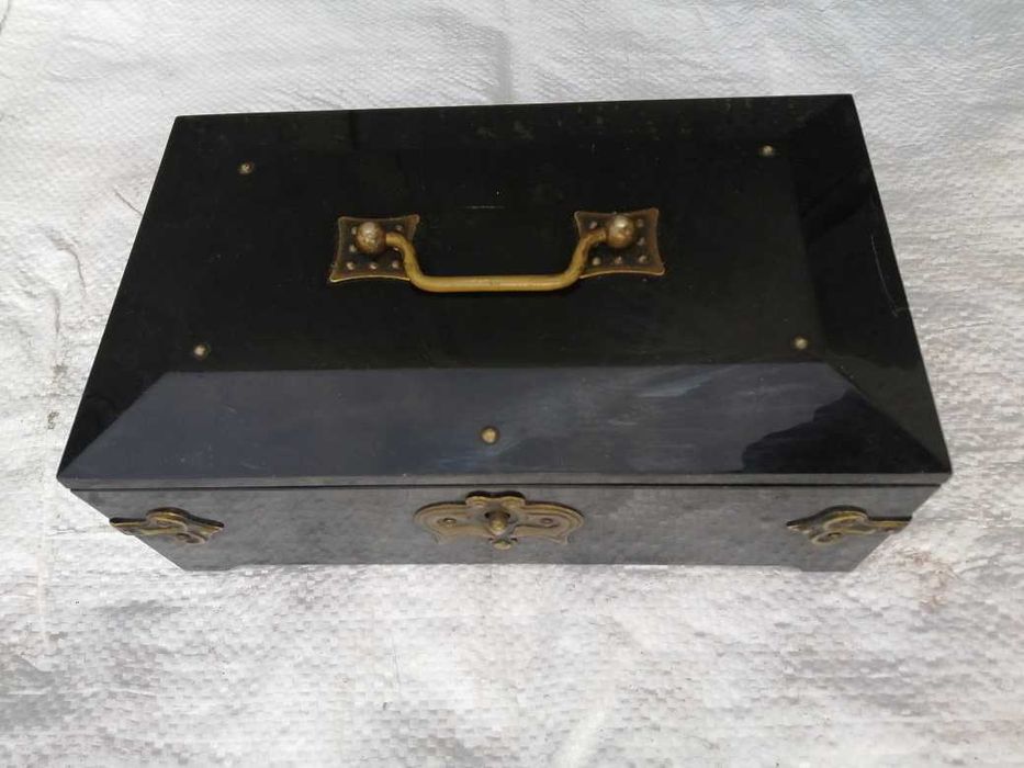 фарфоровые статуэтки, подсвечник, ложечки.