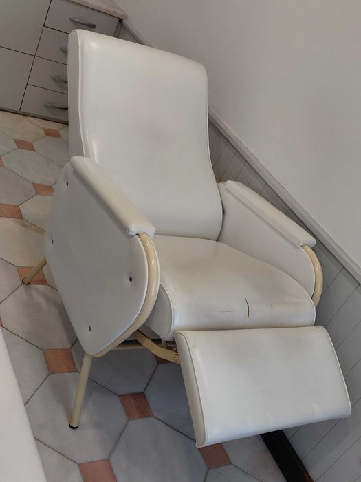 Estética - 2 cadeiras e 2 marquesas - em pele verdadeira