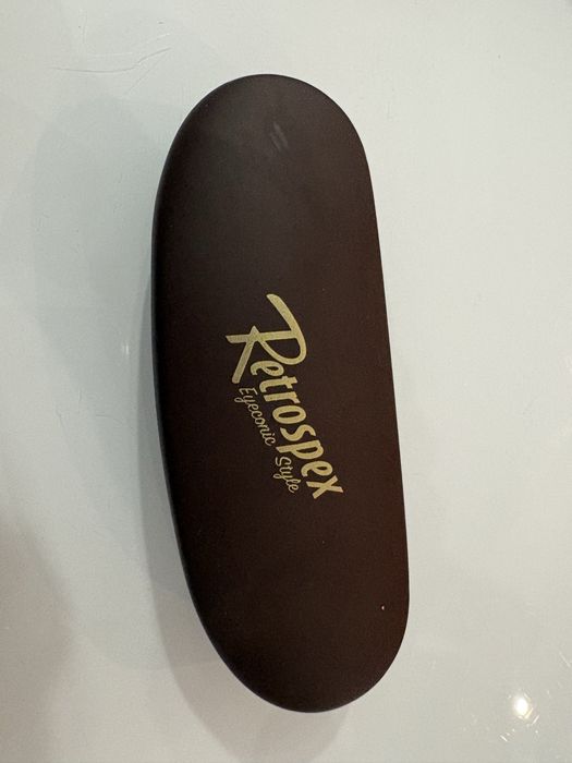 Brązowe etui na okulary