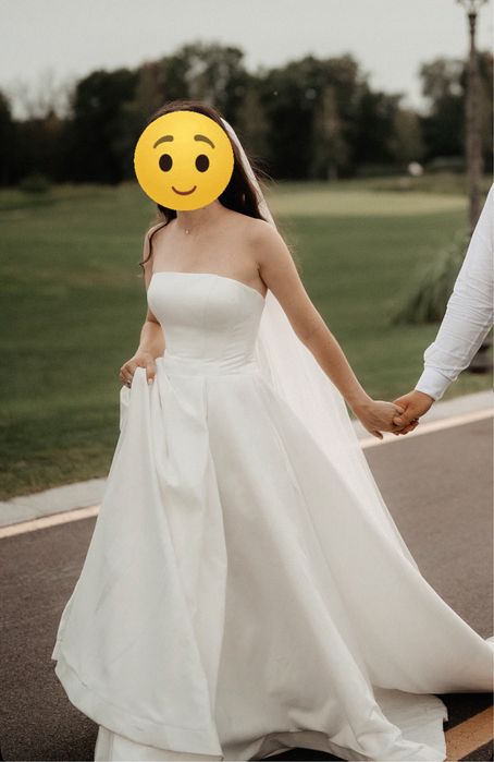 Весільна сукня зі шлейфом