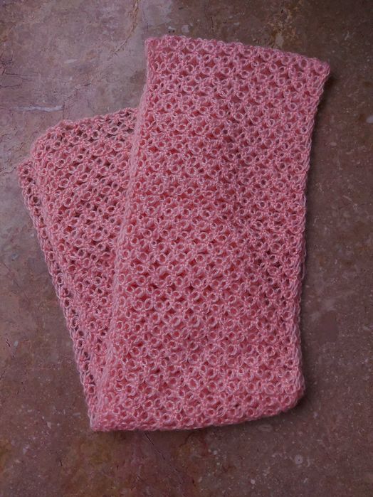 Cachecol de malha feito à mão, com trabalhado em crochê