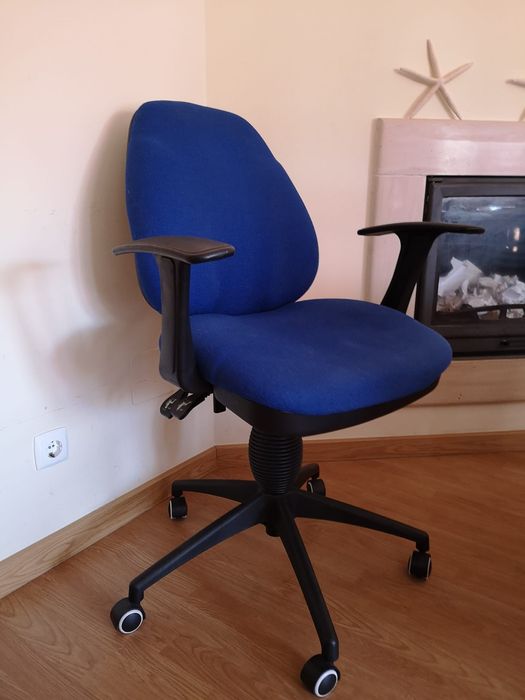 Cadeira de escritório com apoio de braço