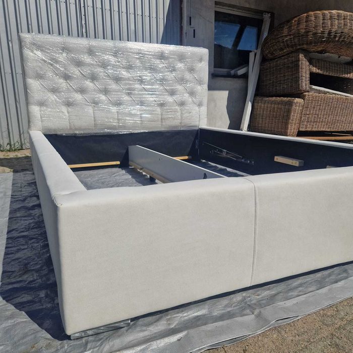 Łóżko 140x200 do sypialni białe Chesterfield na materac z pojemnikiem