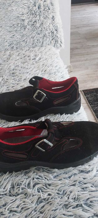 Nowe buty robocze z blachą na czubku