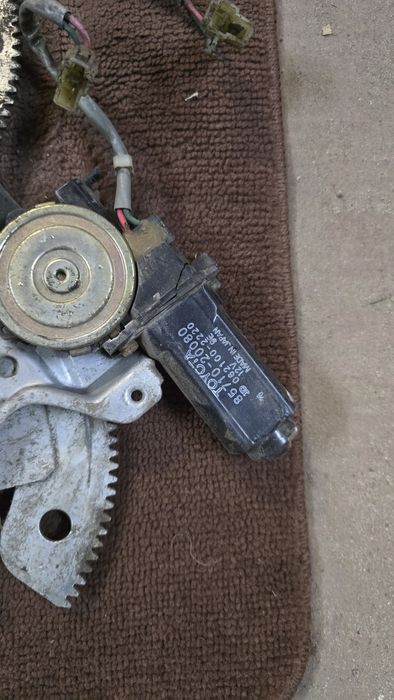 Моторчик скло підйомника Toyota carina 2 (+детали,замки, молдінги)