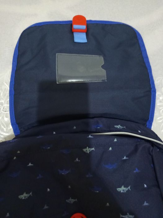 Mochila escolar nova.