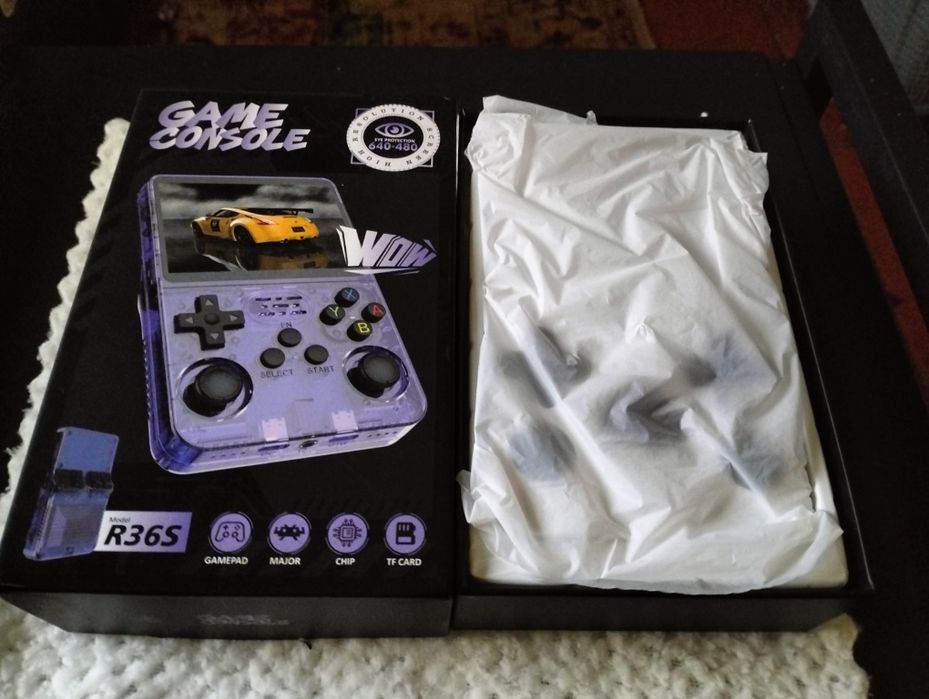 Consola retro portátil R36S  de 64gb é da cor roxa