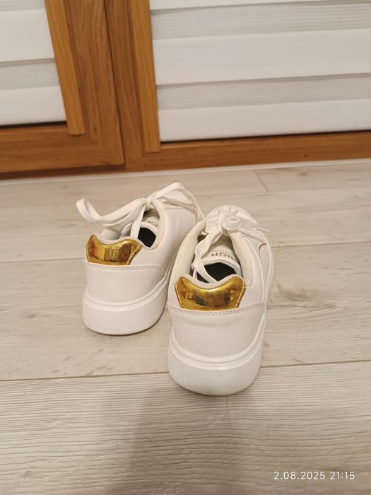 Białe trampki sneakersy ze złotymi elementami sznurowane 38