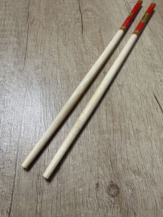 Zestaw pałeczki do sushi w pokrowcach + alpejska zielona herbata