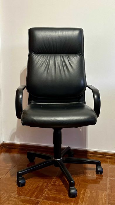 Cadeira de Escritório Executiva em Pele Preta