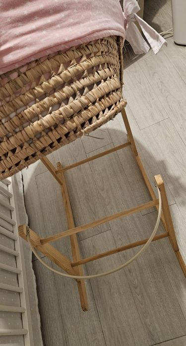 Alcofa com colchao e  base